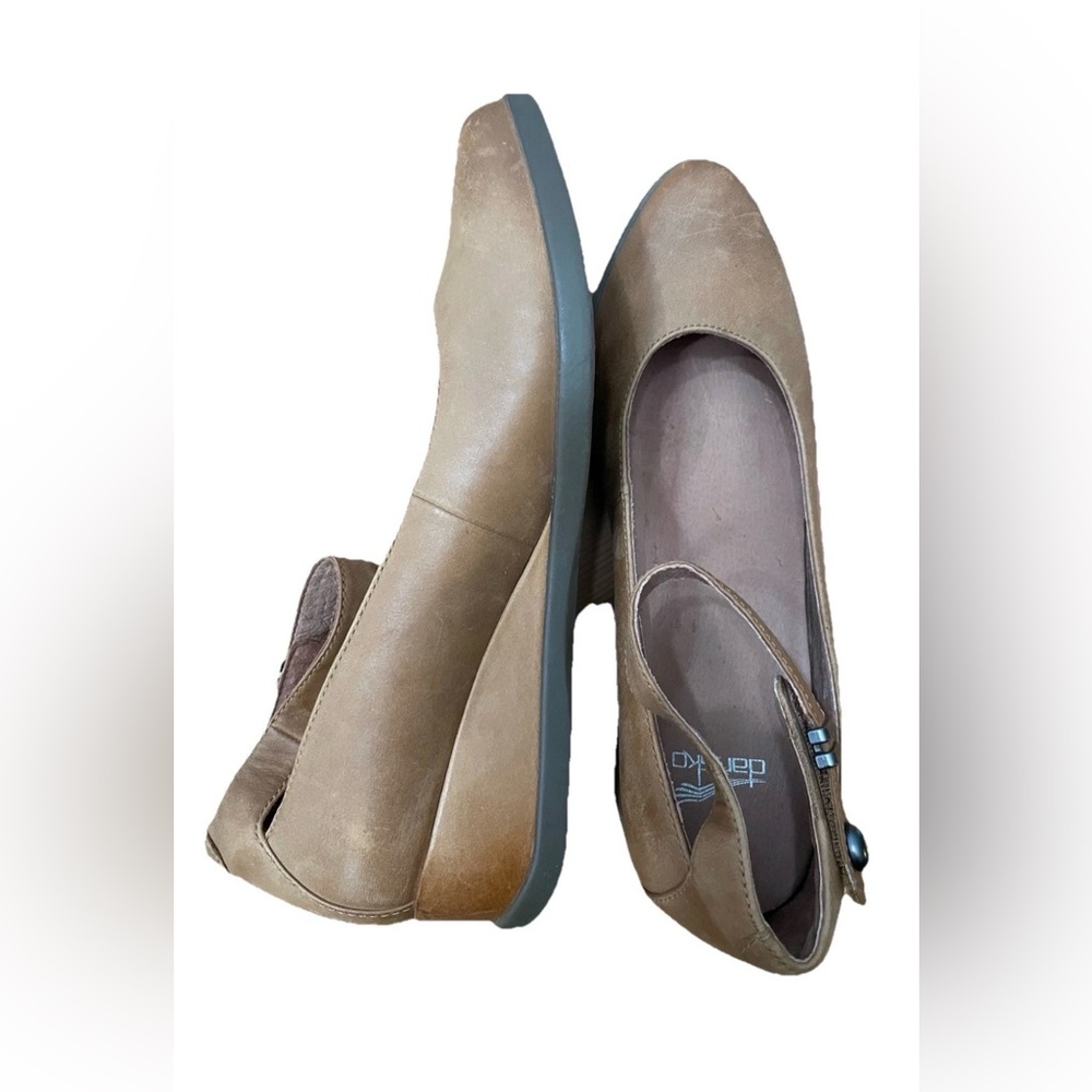 Dansko Mary Jane Adjustable Strap
Brown Tan Leather Wedge Size
39/8.5-9 US Shoes